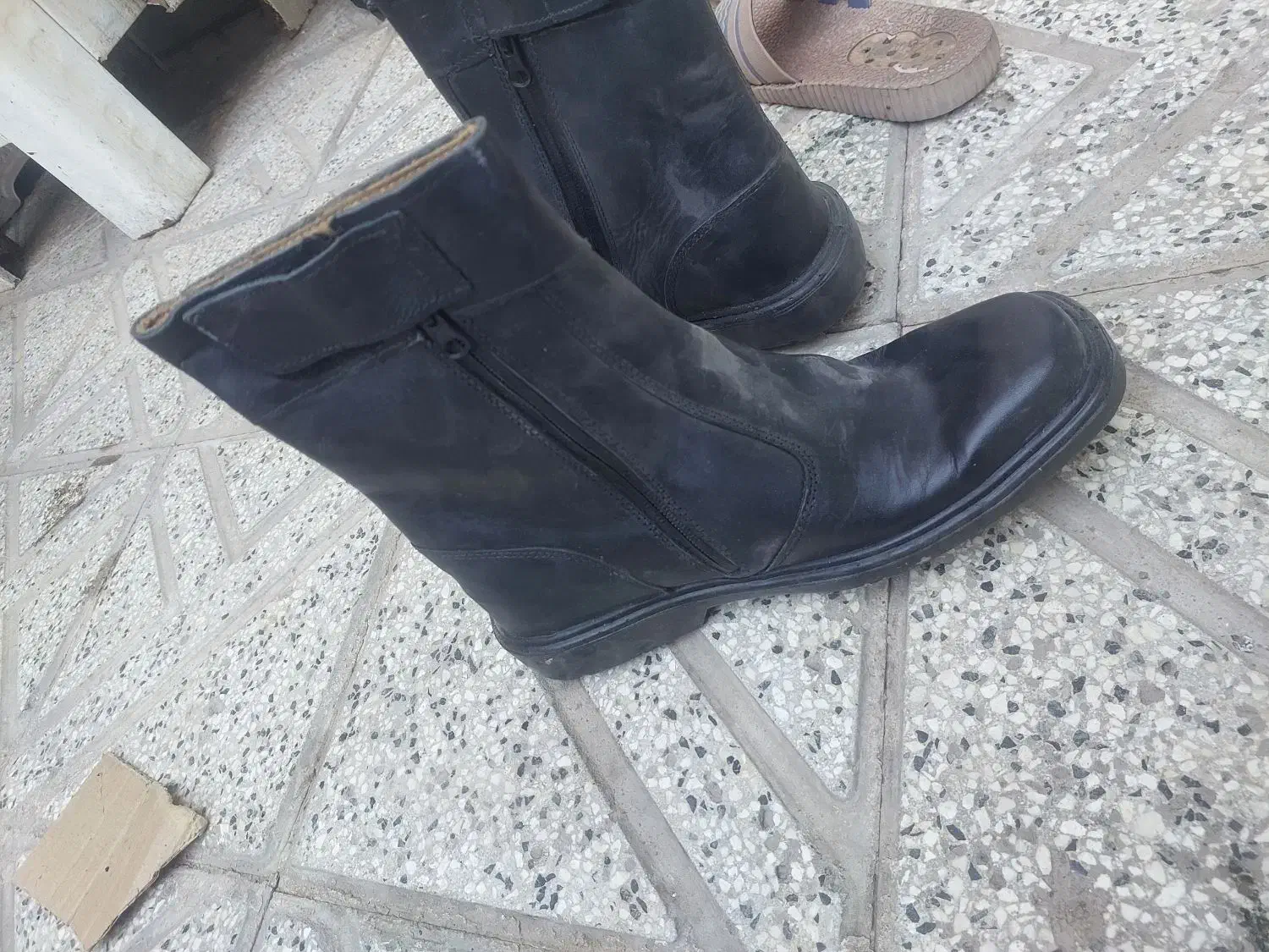 پوتین نظامی وپوتین سربازی|کیف، کفش، کمربند|نیشابور, سرآب کوشک|دیوار