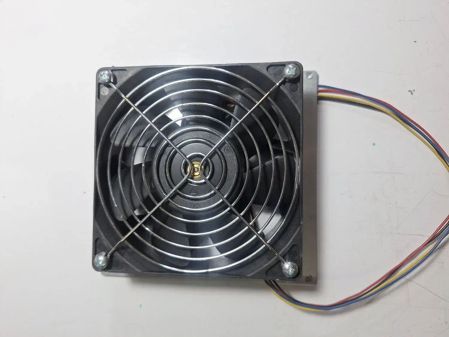 فن ۱۲ ولت ۱۲ سانتی آکبند قدرتمند فن ماینر|قطعات و لوازم جانبی رایانه|شیراز, اصلاحنژاد|دیوار