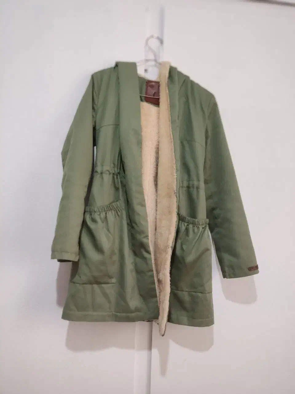 کاپشن|لباس|ساری, |دیوار