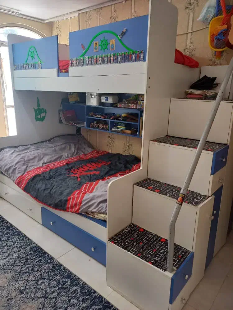 سرویس تخت خواب همراه باکمد لباسی و میز تحریر|تخت و سرویس خواب|کرج, شاهین‌ویلا|دیوار