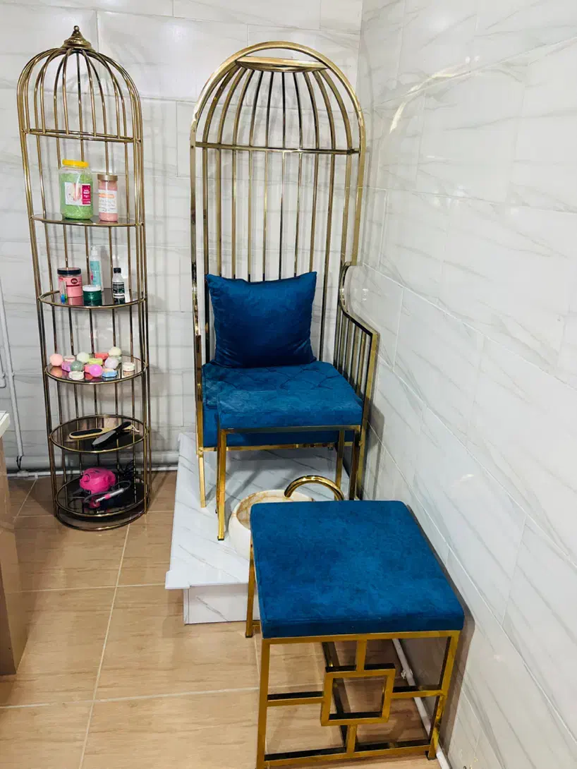 استیج پدیکور همراه با قفسه وسایلش|آرایشگاه و سالنهای زیبایی|دلوار, |دیوار