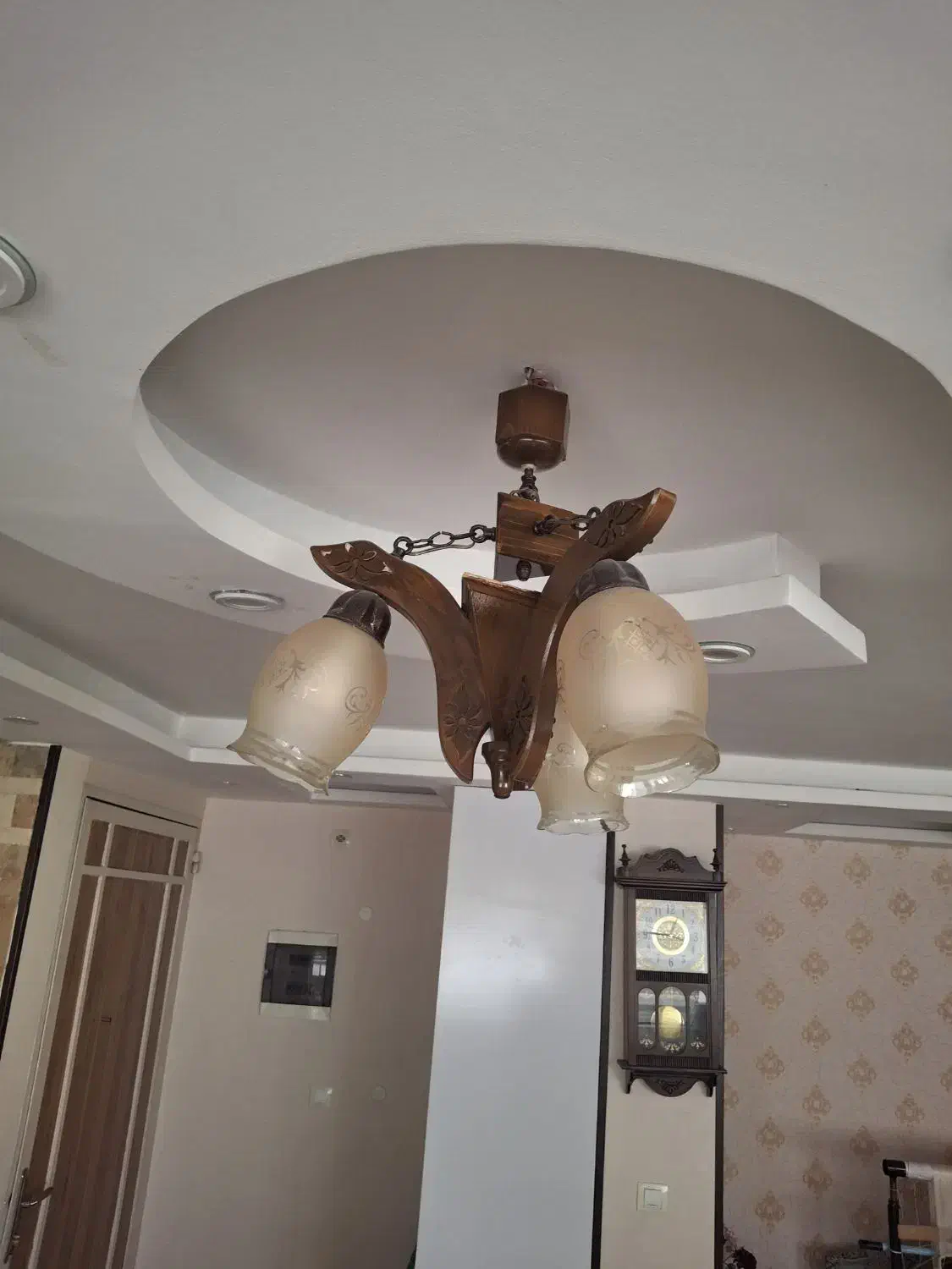 دو عدد لوستر سه شاخه چوبی|لوستر و چراغ آویز|شیراز, کاراندیش|دیوار