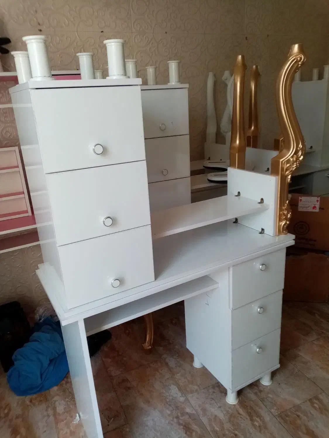 میز کاشت ناخن|آرایشگاه و سالن‌های زیبایی|رشت, کوی امام رضا|دیوار