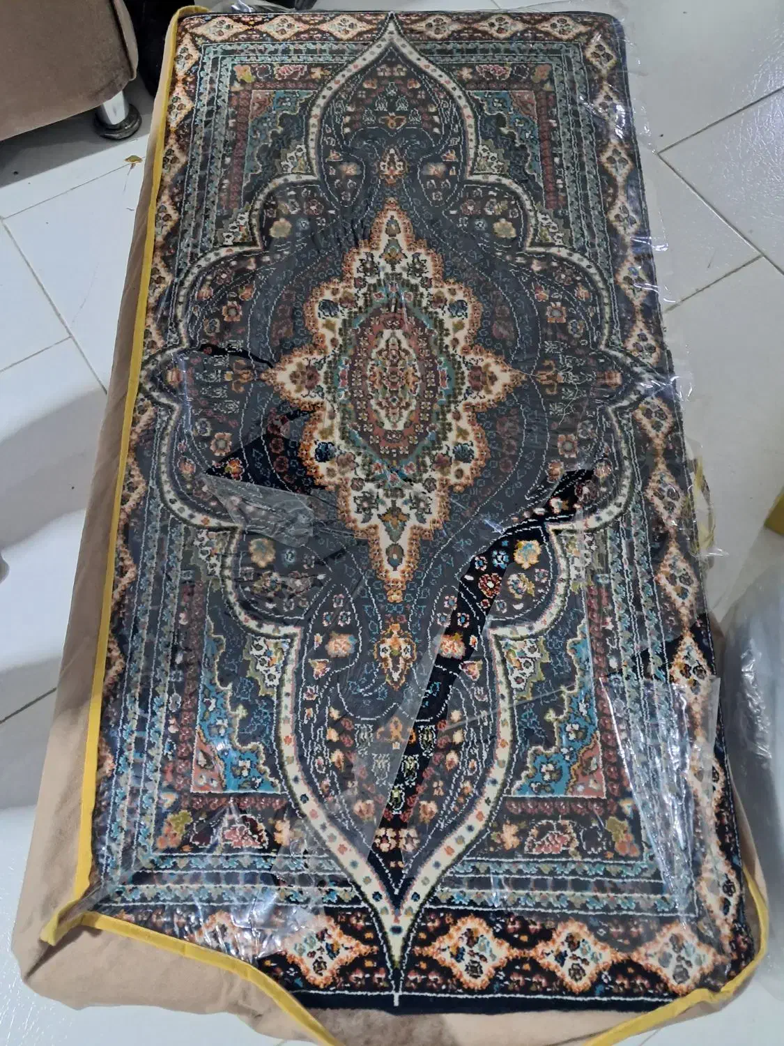 یک جفت پشتی|پشتی|فردیس, فردیس|دیوار