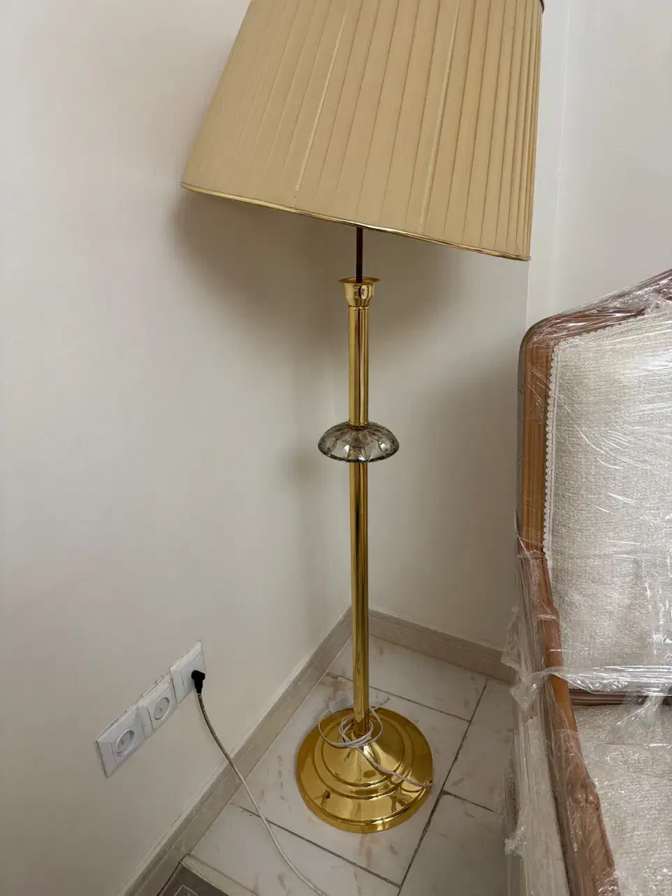 اباژور ایستاده|چراغ خواب و آباژور|اندیشه, اندیشه فاز ۵|دیوار