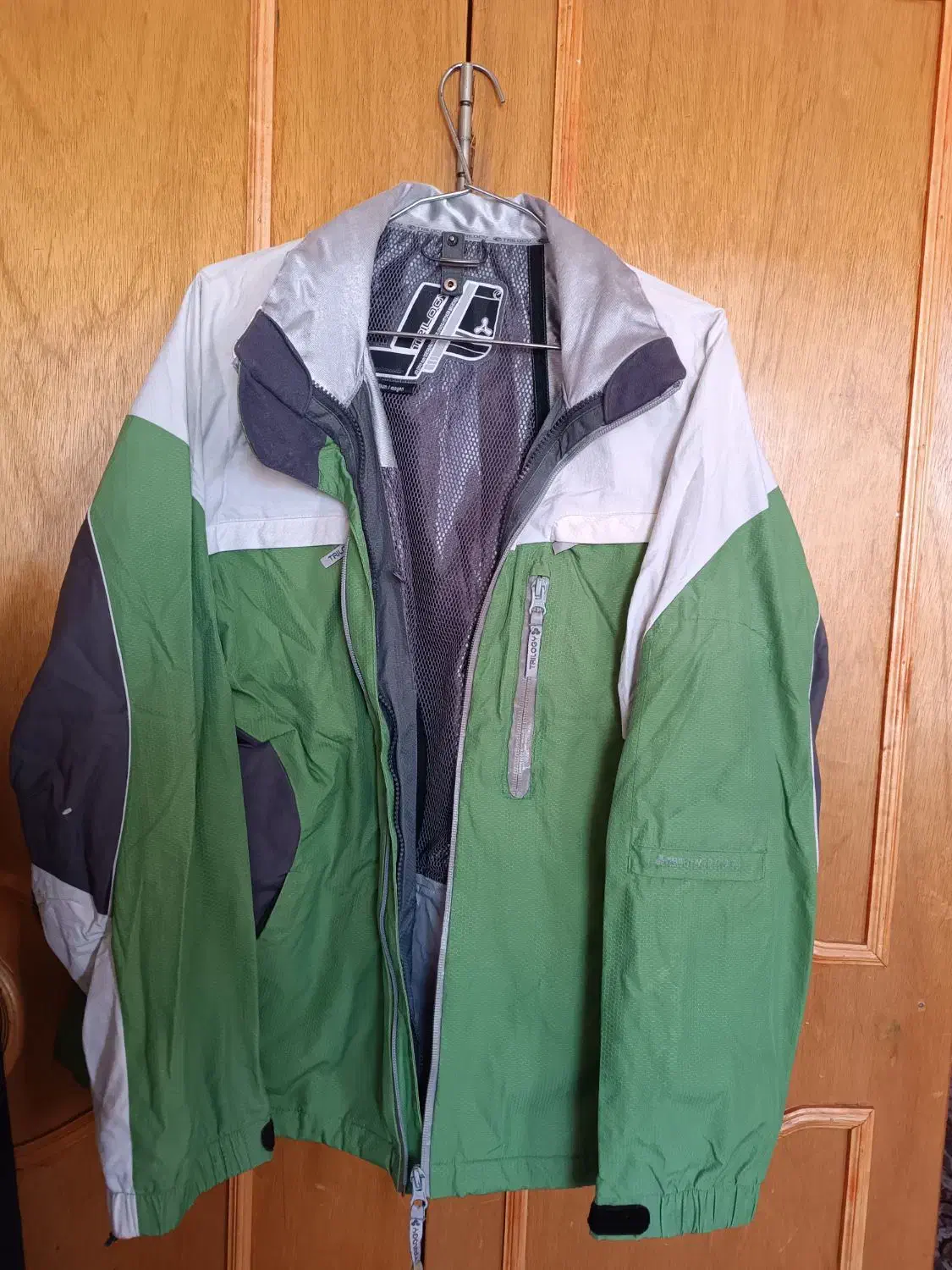 چند تیکه لباس|لباس|خاوه, |دیوار