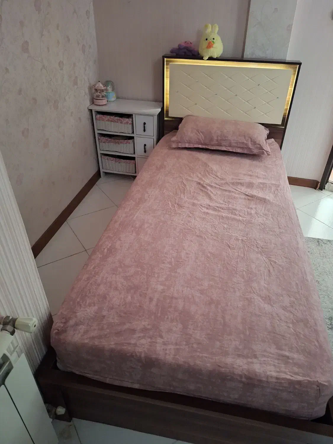 تخت یک نفره برند گوفر بسیار مقاوم و تمیز|تخت و سرویس خواب|مشهد, رضاشهر|دیوار