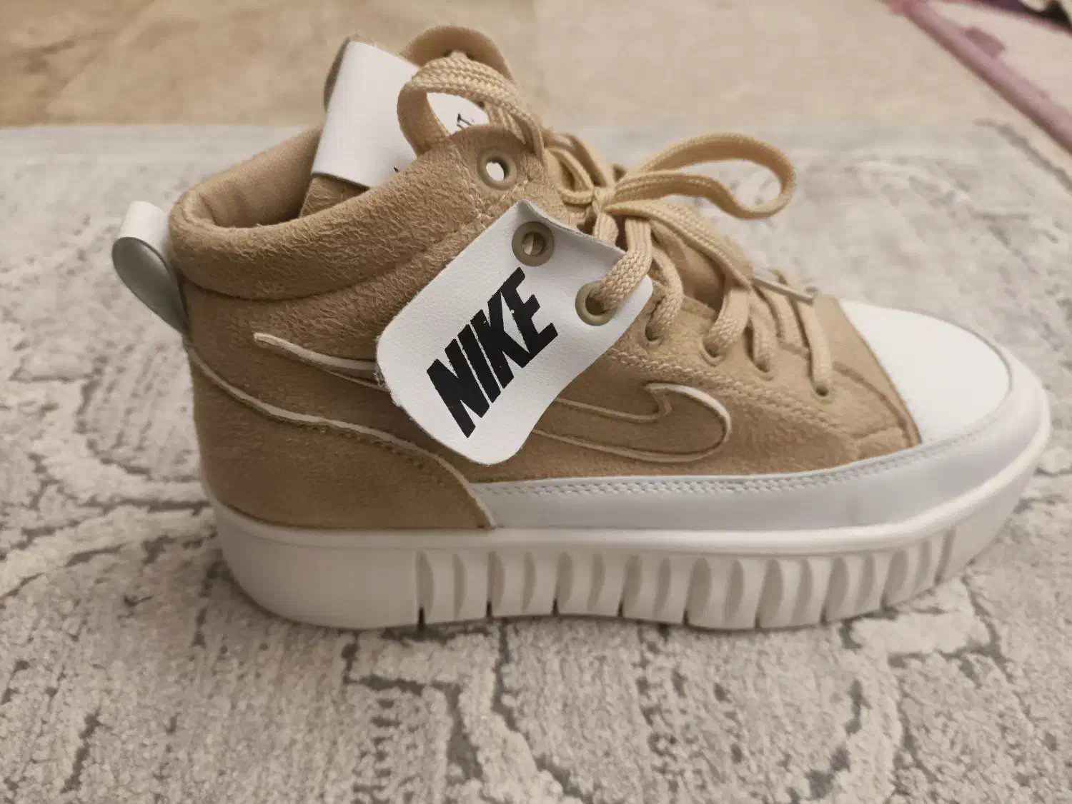 کتونی و کفش چرم|کیف، کفش، کمربند|سنگر, |دیوار