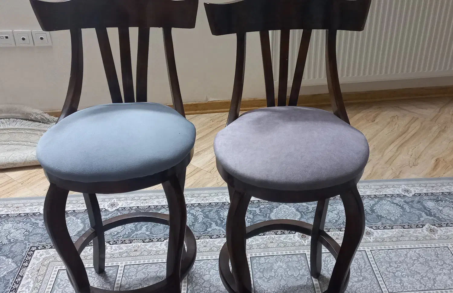 ۲عدد صندلی و یک اپن کاملا نو و بدون زدگی|میز و صندلی غذاخوری|سمنان, |دیوار