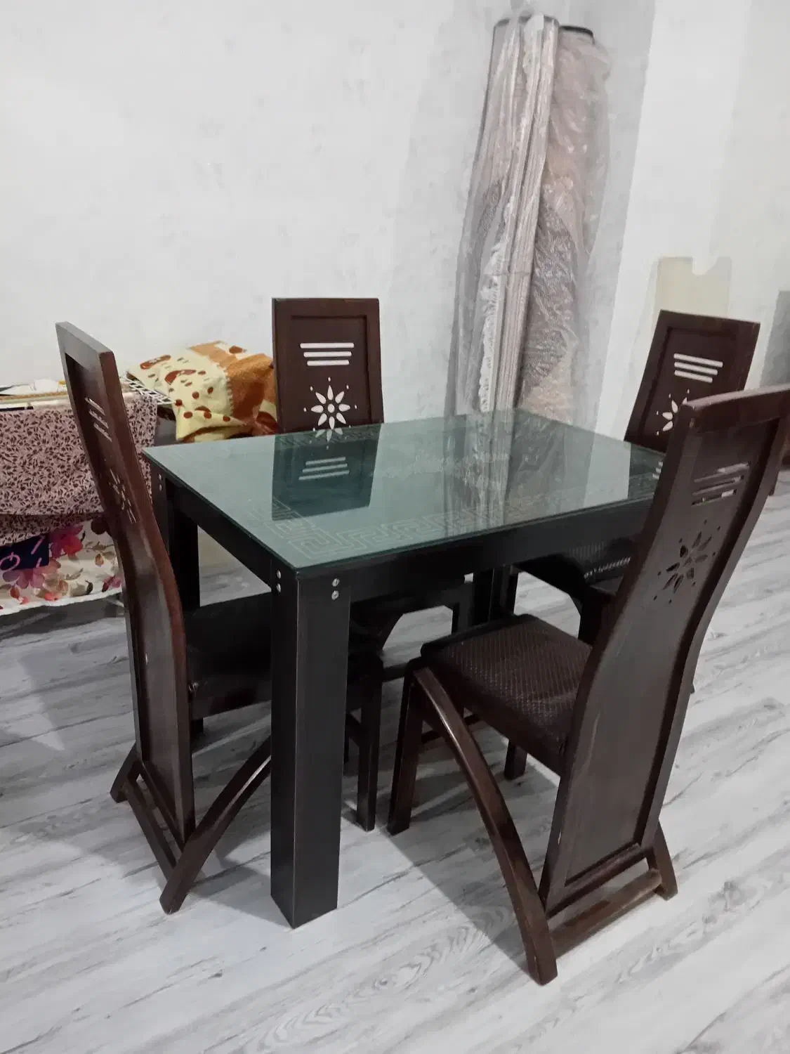 میز نهار خوری ۴ نفره تمیز|میز و صندلی غذاخوری|تهران, دردشت|دیوار