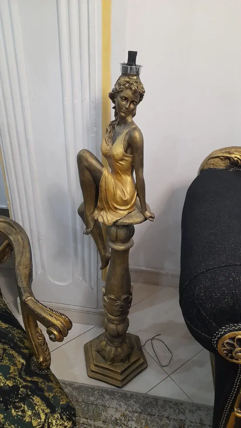 مجسمه آباژور بانو|چراغ خواب و آباژور|شهریار, شهریار|دیوار