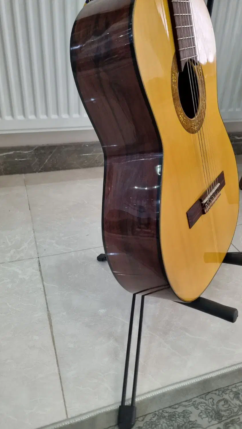 گیتار‌کلاسیک|گیتار، بیس، امپلیفایر|اشتهارد, |دیوار