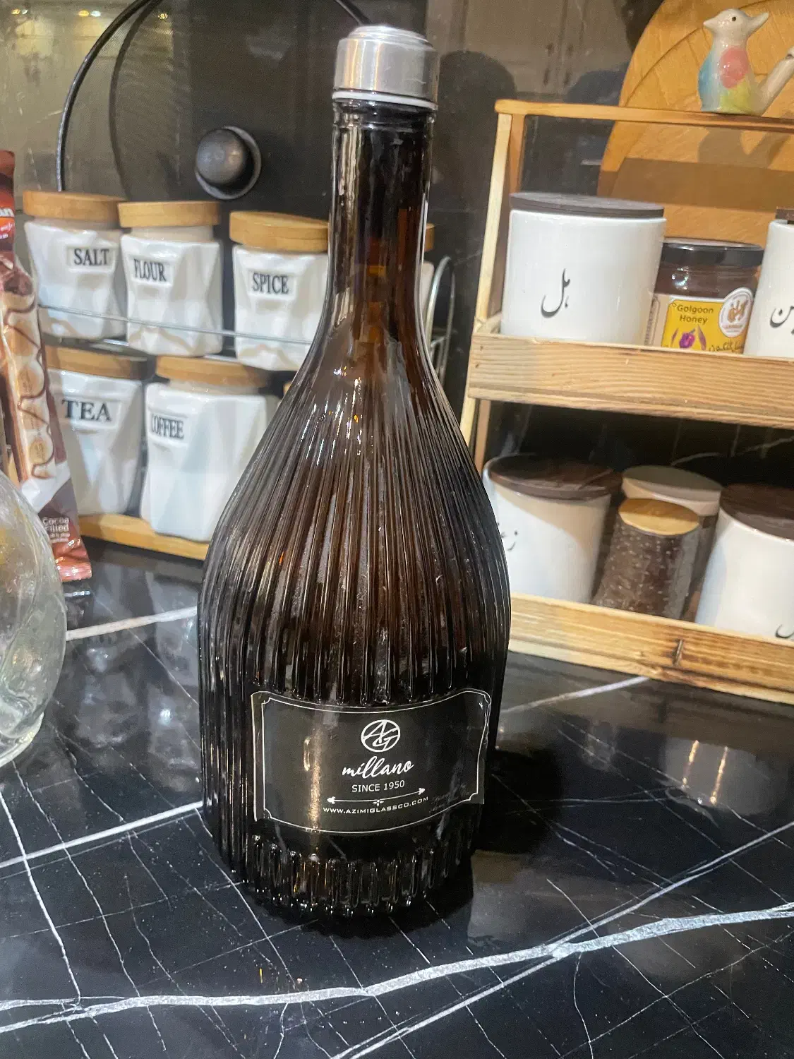 تعدادی بطری شیشه ای در دار|ظروف سرو و پذیرایی|مشهد, نیروی هوایی|دیوار