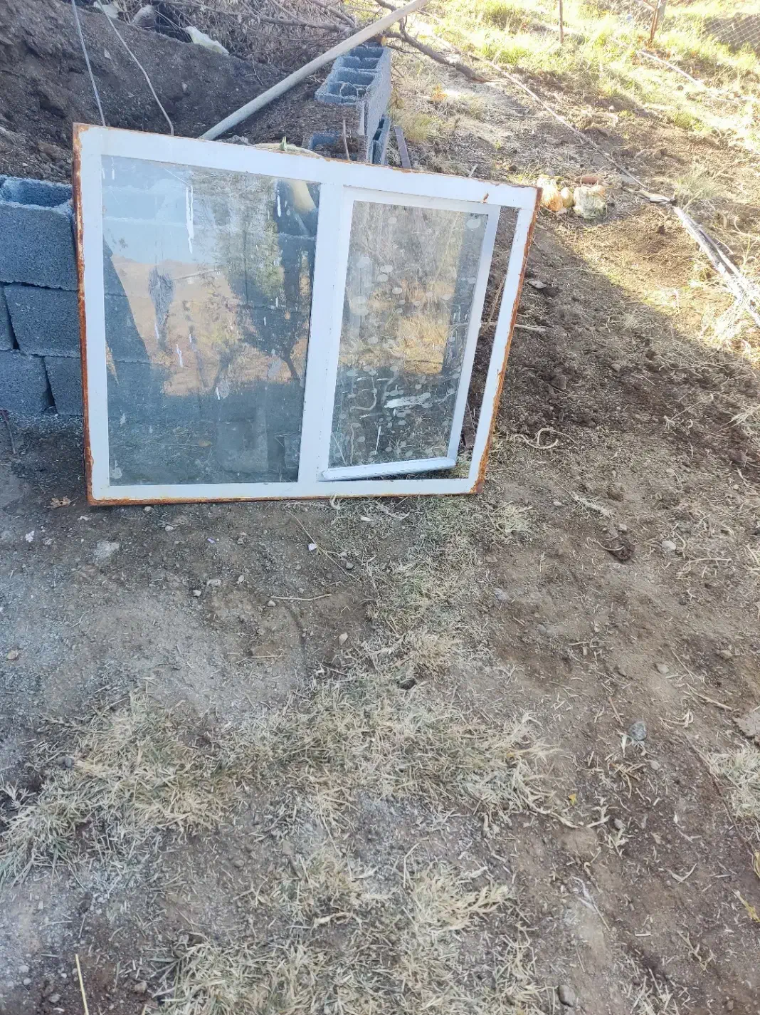 درب حیاط و پنجرە در حد نو بدون پوسیدگی|مصالح و تجهیزات ساختمان|سنندج, |دیوار