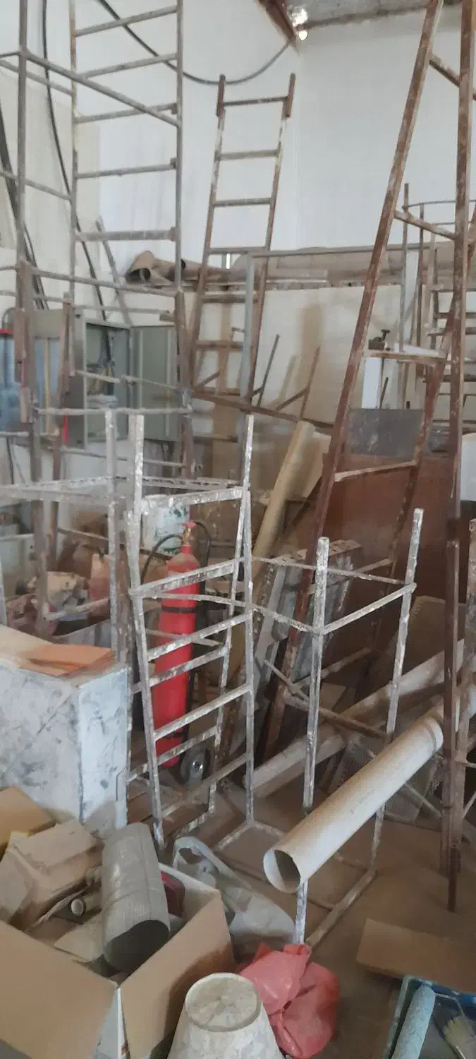 تعدادی چهارپایه، تانکر، کانکس|مصالح و تجهیزات ساختمان|کرمان, |دیوار