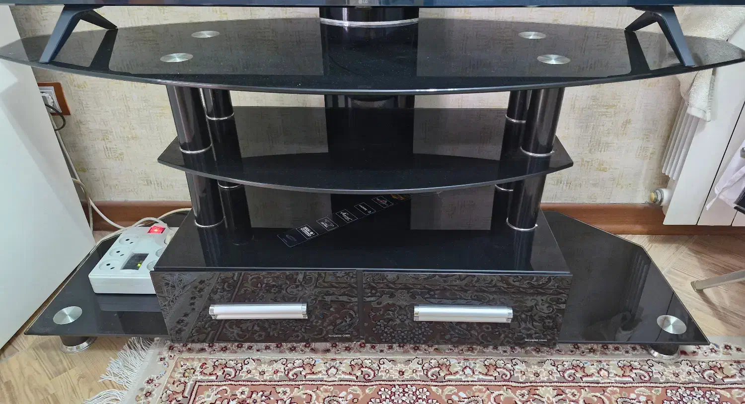 میز تلویزیون شیشه ای کاملا سالم|میز تلویزیون|رشت, گلسار|دیوار