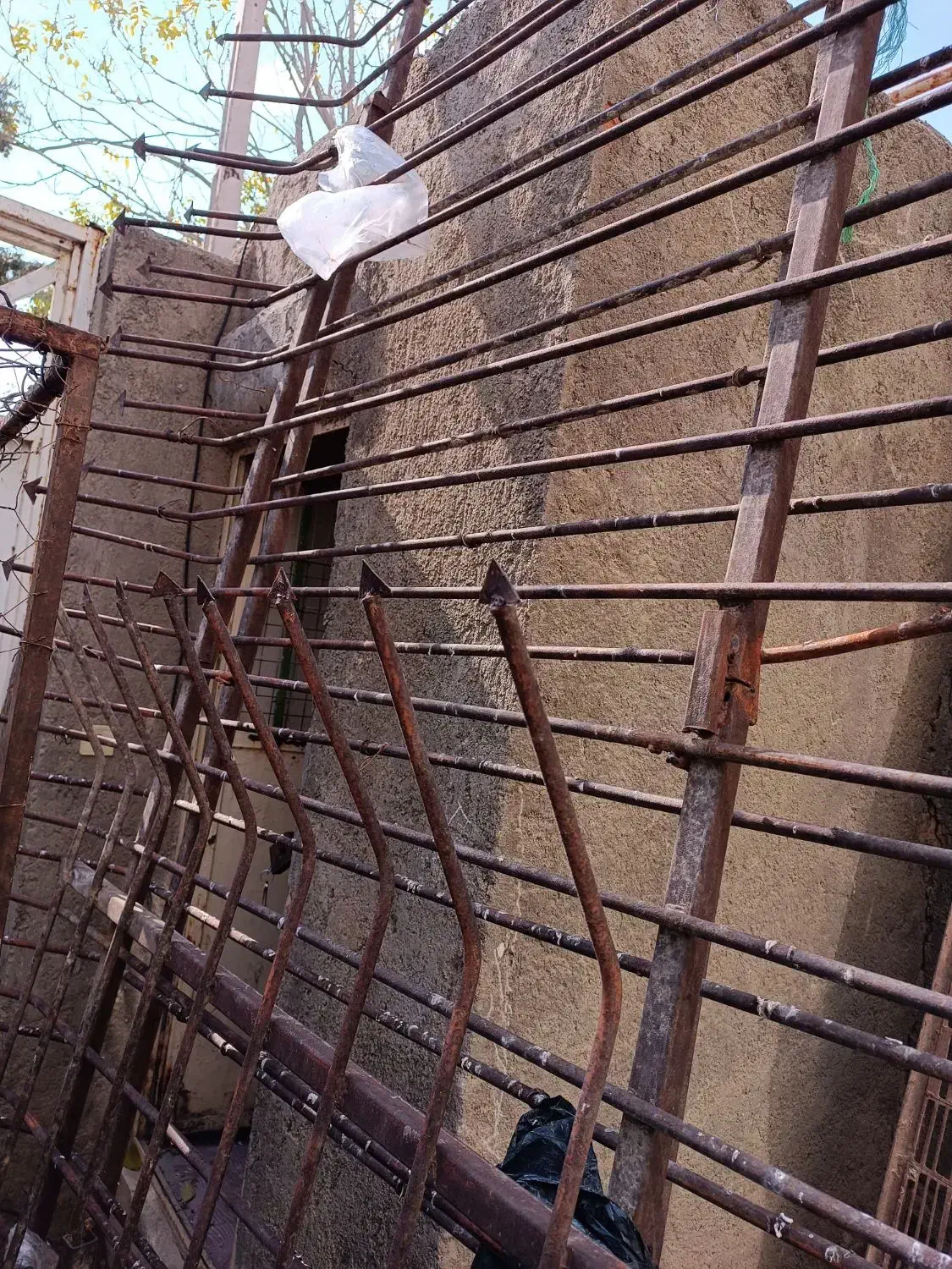 نرده روی دیوار|مصالح و تجهیزات ساختمان|صحنه, |دیوار