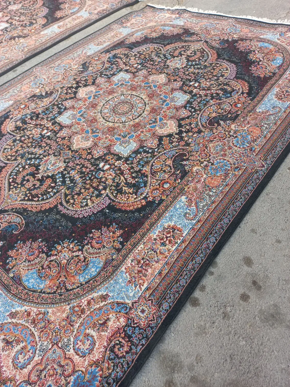 فرش۹متری۲عددطرح ۷۰۰شانه سالم|فرش|همدان, |دیوار