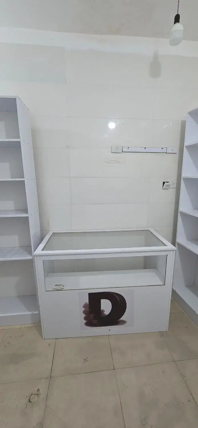 دو عدد قفسه، میز و کمد در حد نو|مبلمان خانگی و میز عسلی|بوشهر, |دیوار