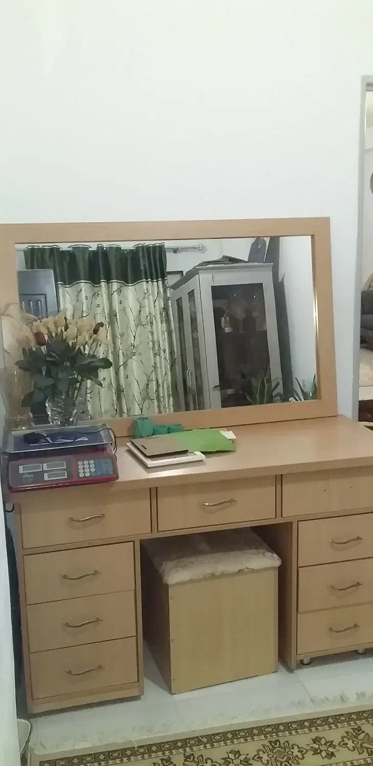 میز توالت با آینه و صندلی|بوفه، ویترین، کنسول|بندر انزلی, امامزاده|دیوار