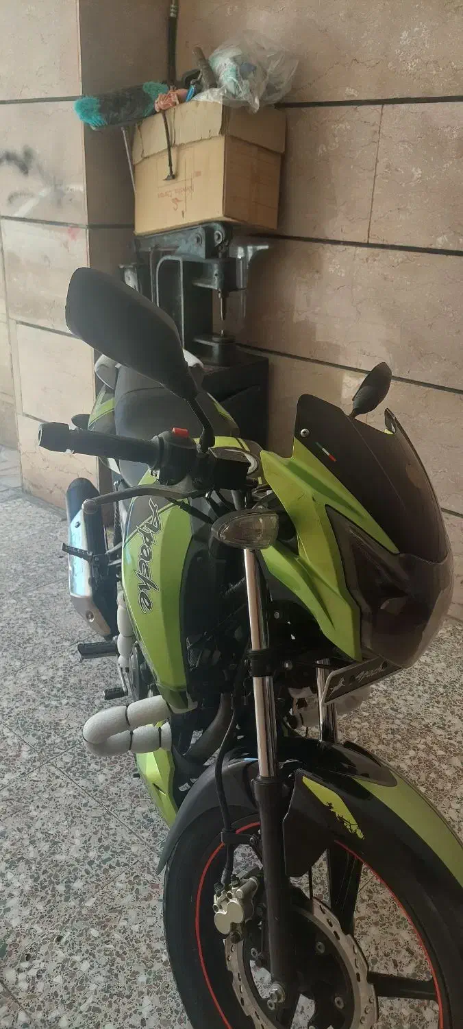 آپاچی|موتورسیکلت|رباط‌کریم, رباط‌کریم|دیوار