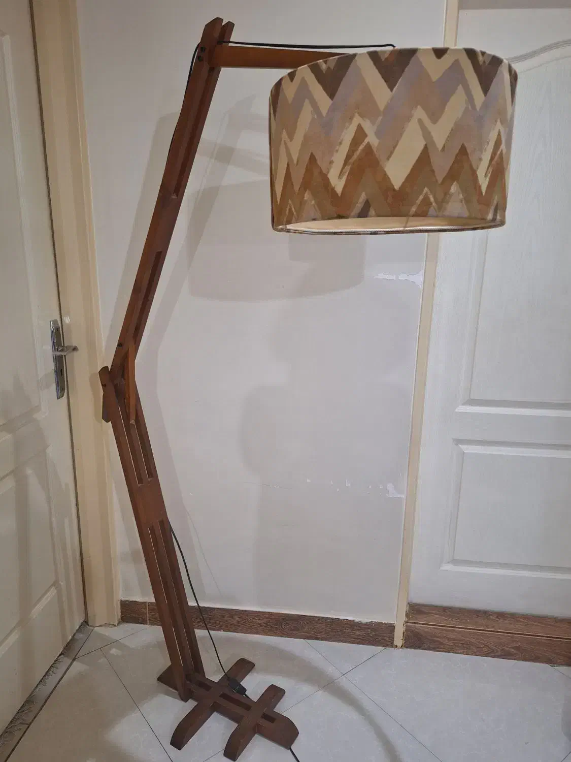 آباژور ایستاده چوبی|چراغ خواب و آباژور|کرج, فاز ۳ گوهردشت|دیوار