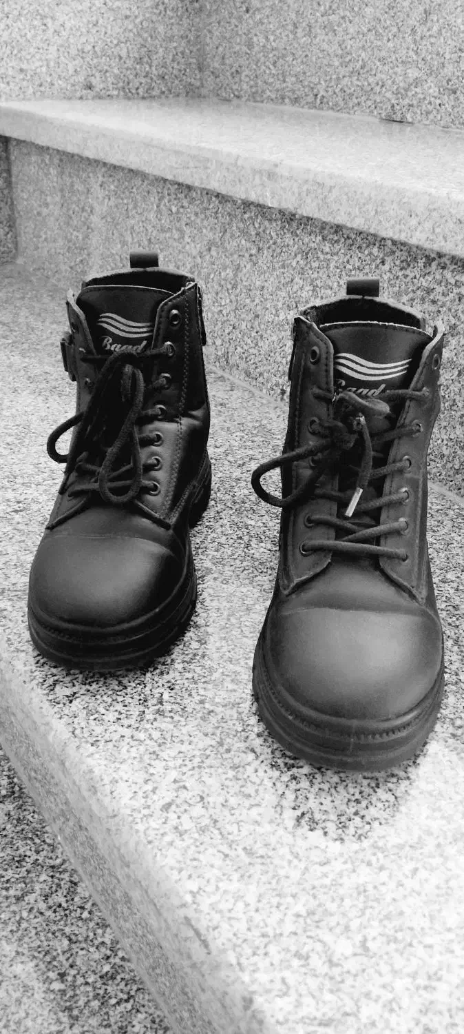 یک جفت پوتین چرم استفاده نشد و یک جفت کفش کتونی|کیف، کفش، کمربند|کوهدشت, |دیوار