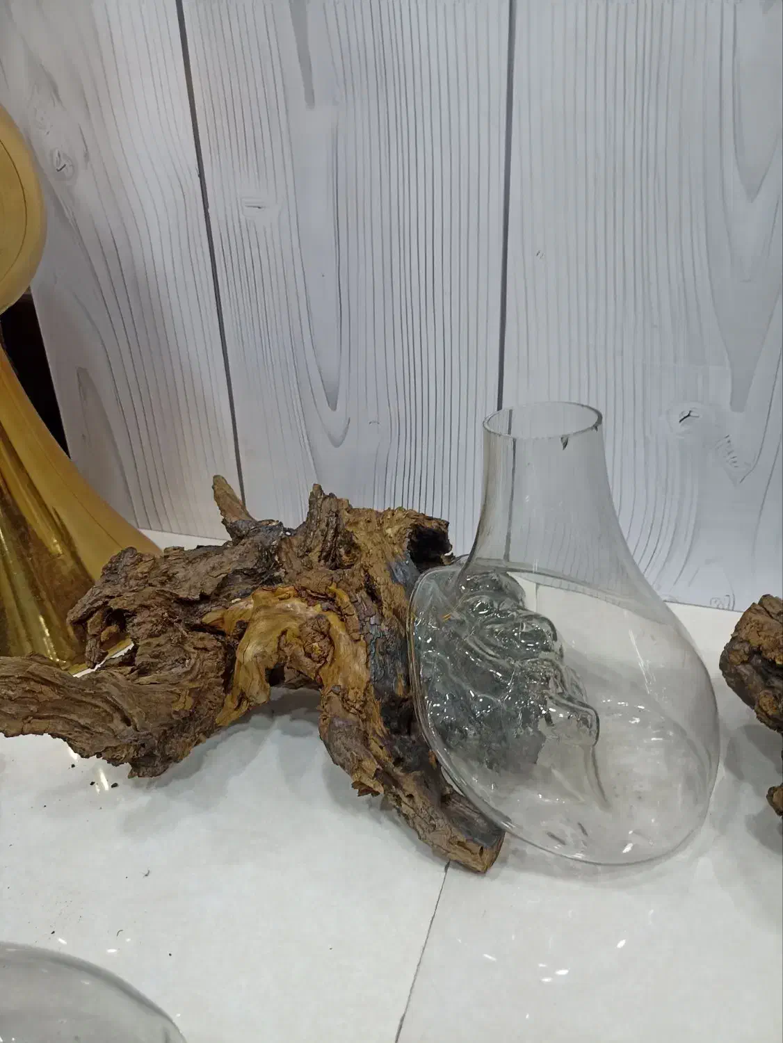 گلدان شیشه ای با پایه ی مو انگور|صنایع دستی و سایر لوازم تزئینی|بومهن, |دیوار