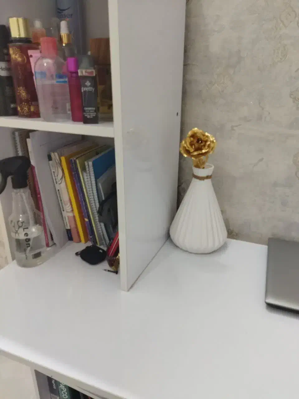 میزتحریر هایگلاس درجه یک همراه باچهارطبقه درحدنوو|میز تحریر و کامپیوتر|مشهد, امیریه|دیوار