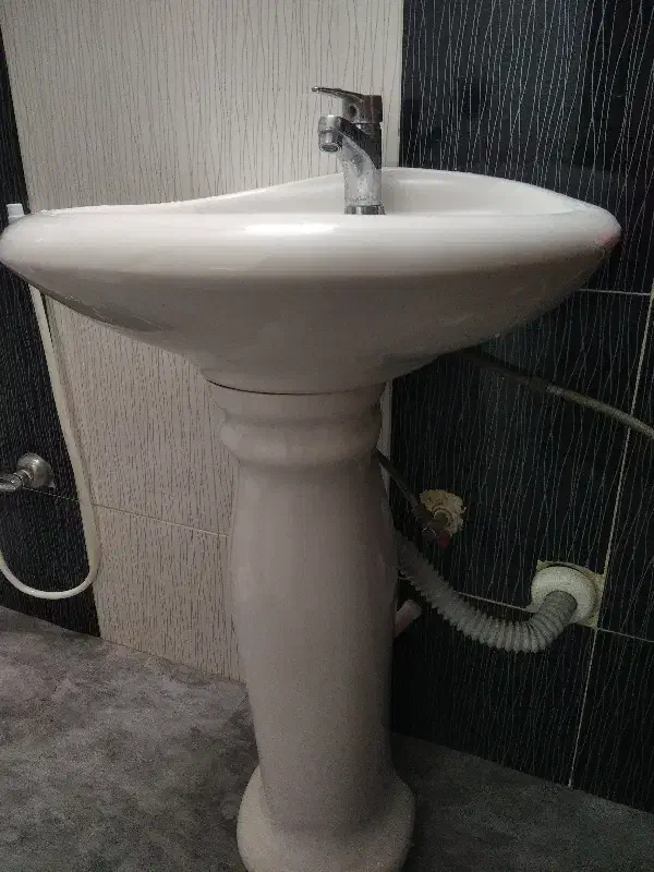 روشویی همراه با پایه در حد نو|لوازم سرویس بهداشتی|اصفهان, کوی امیریه|دیوار