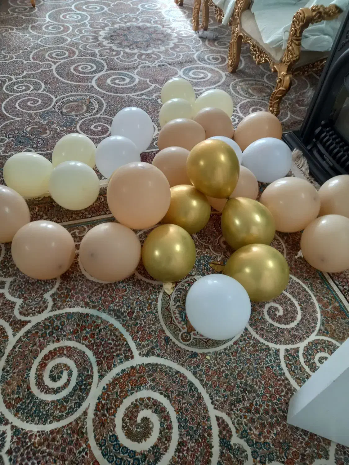 بادکنک|اسباببازی|قم, چهار امامزاده|دیوار