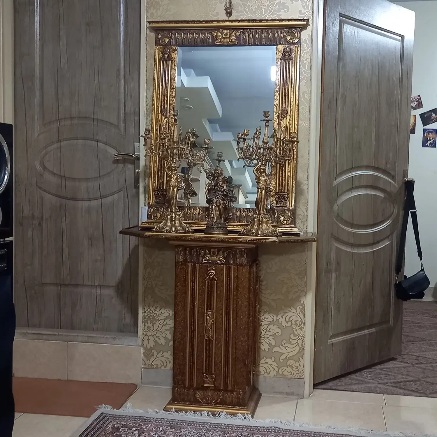 اینه شمعدان|آینه|کرج, پیشاهنگی|دیوار