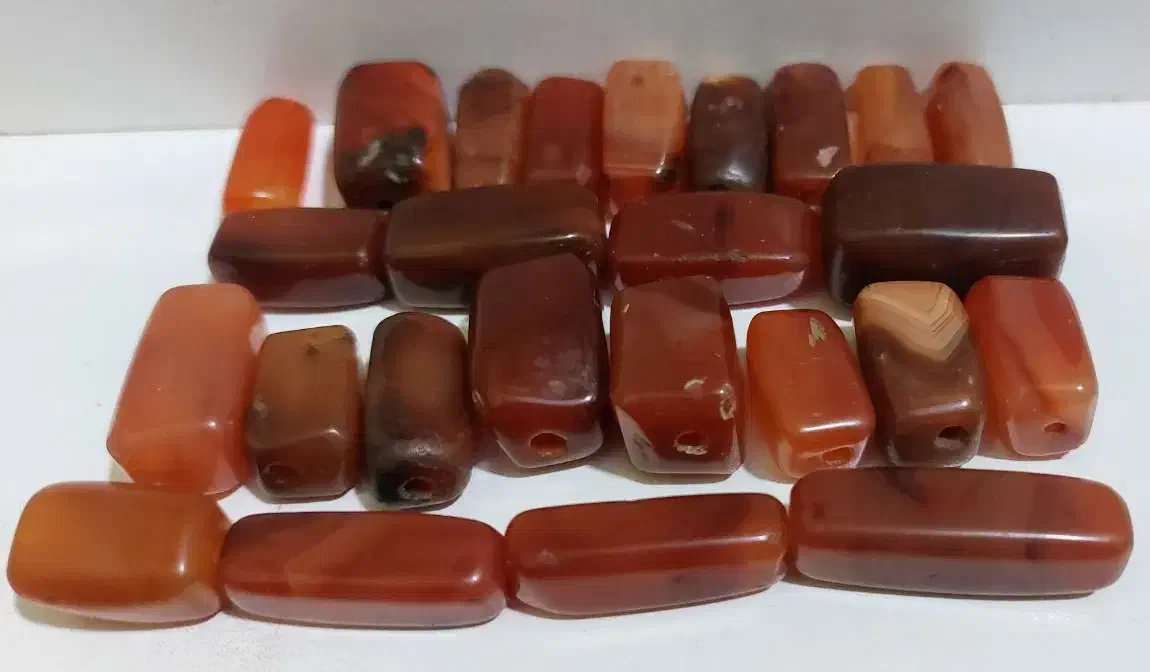 مُهره های عقیق کهنه و خطی|کلکسیون اشیاء عتیقه|اهواز, کمپلو شمالی|دیوار