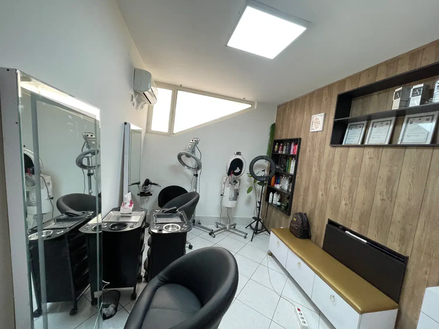 اجاره اتاق با وسایل جهت لاین های زیبایی|اجارهٔ دفتر کار، اتاق اداری، مطب|شیراز, چوگیاه|دیوار