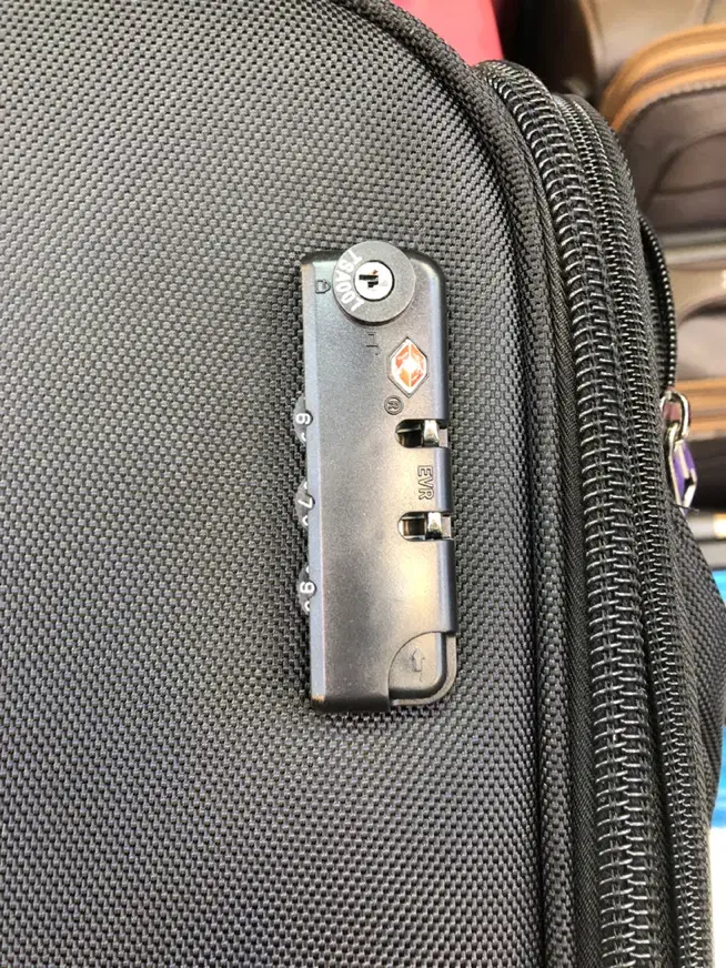 چمدان خلبانی|کیف، کفش، کمربند|قم, انسجام|دیوار