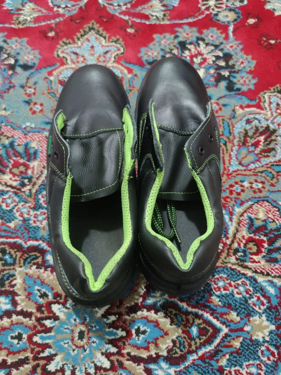 کفش ایمن دار|کیف، کفش، کمربند|سیلوانه, |دیوار