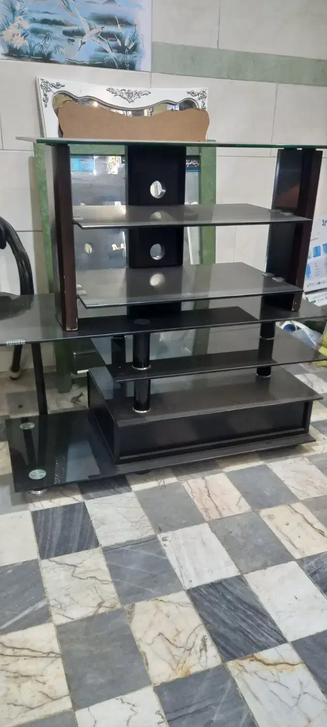 ۲عددمیز تلوزیون یک دستگاه ال سی دی احتیاج به تعمیر|تلویزیون و پروژکتور|قم, شهرک امام حسن|دیوار