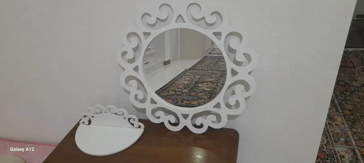 اینه وجلو اینه ای|آینه|ری, سیزده آبان|دیوار