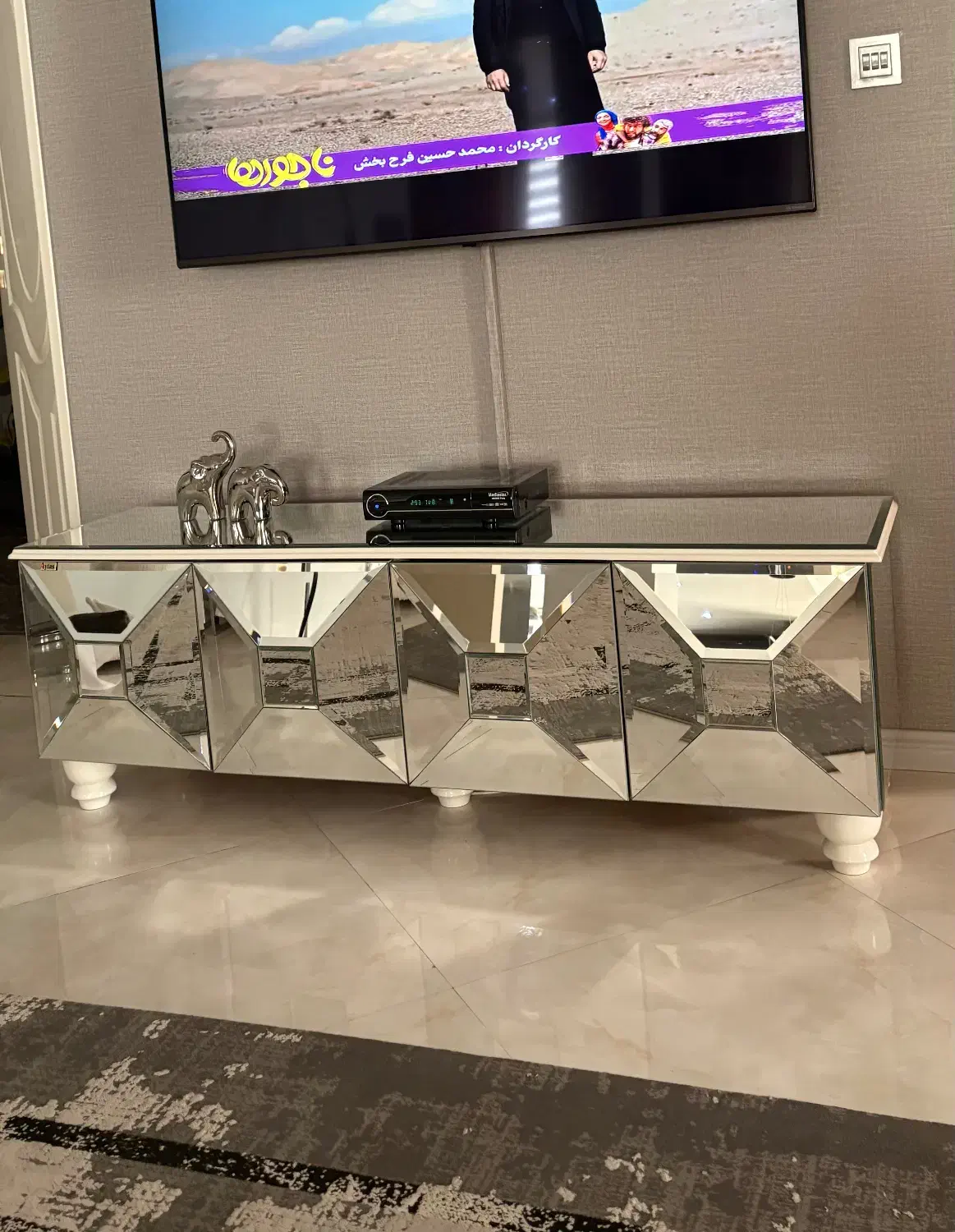 میز تلویزیون|میز تلویزیون|اندیشه, اندیشه فاز ۱|دیوار