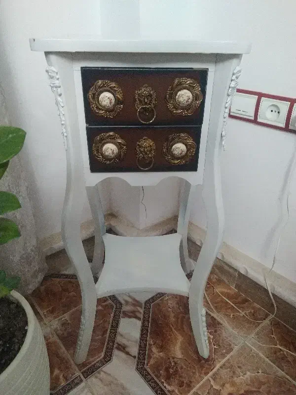 میز چوبی.سالم هست.۲عدد کشو دارد|مبلمان خانگی و میز عسلی|کیاشهر, |دیوار