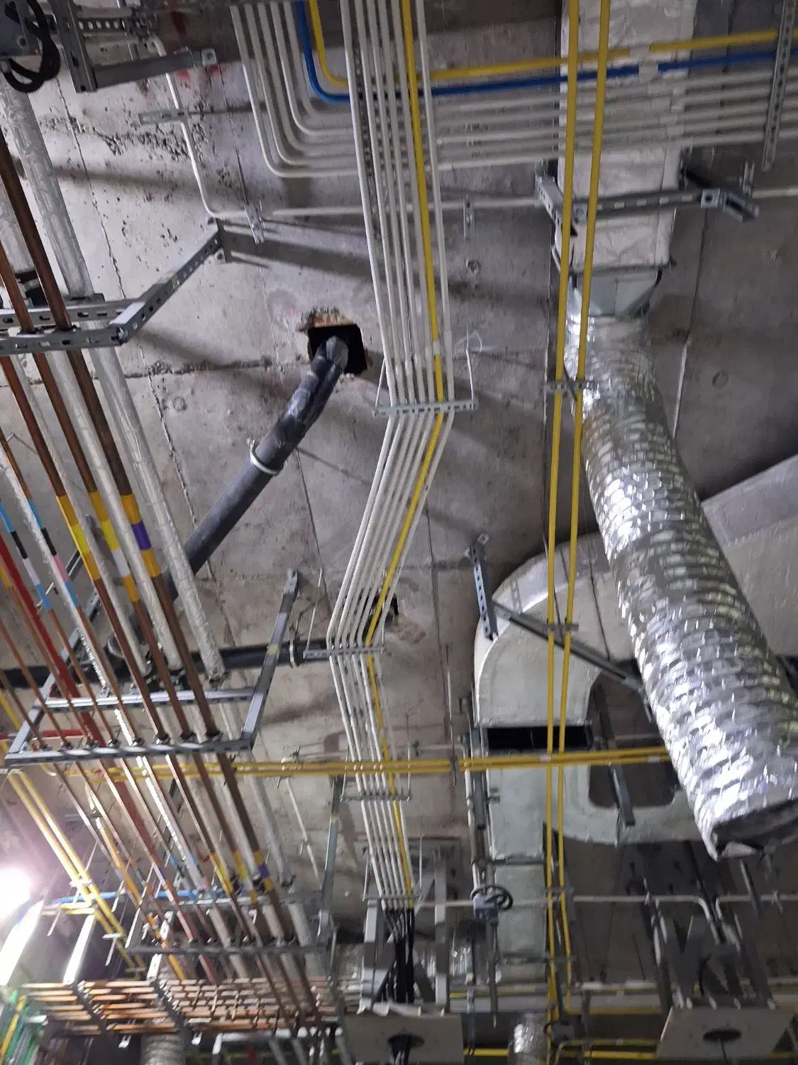 برقکار ماهر و نیمه ماهر وردست ( کنترات و روز مزد)|استخدام صنعتی، فنی، مهندسی|تهران, پاسداران|دیوار