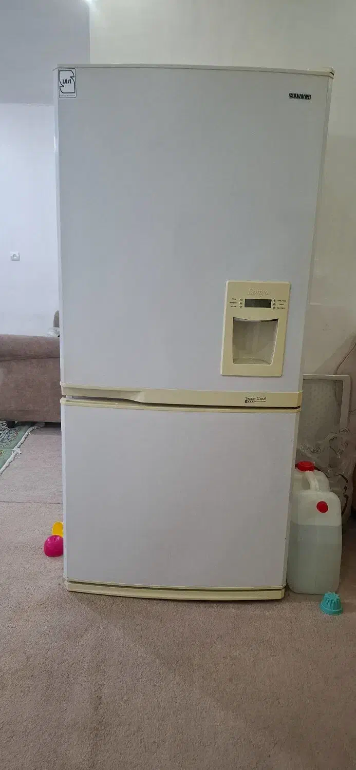 یخچال پهن با یک عدد میز|یخچال و فریزر|رباطکریم, کیکاور|دیوار