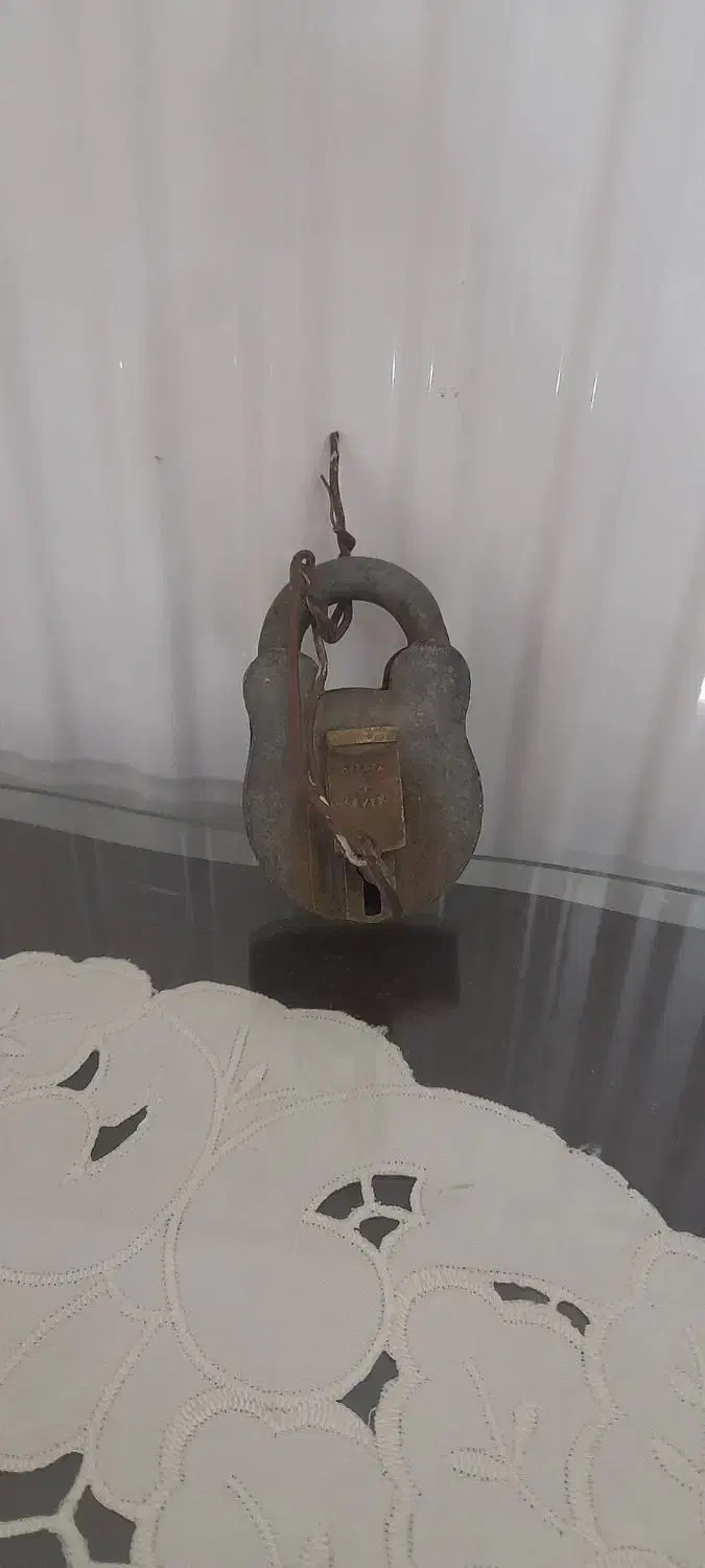 قفل انگلیسی قدیمی وچراغ خوراک پزی|کلکسیون اشیاء عتیقه|اصفهان, شهرک کاوه|دیوار