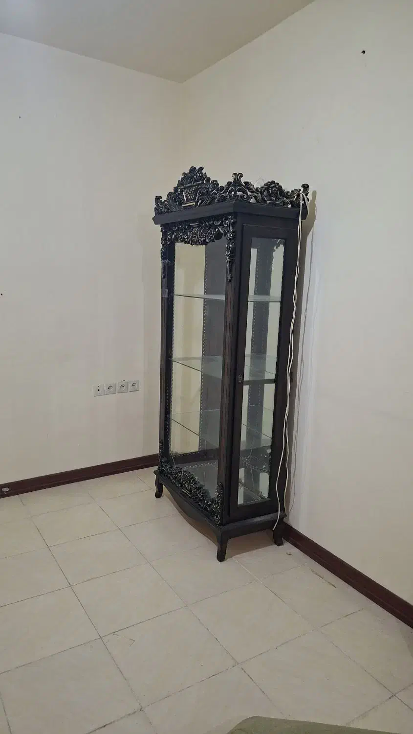 بوفه ویترین دار چوبی تاج دار و چراغ دار|بوفه، ویترین، کنسول|عسلویه, |دیوار