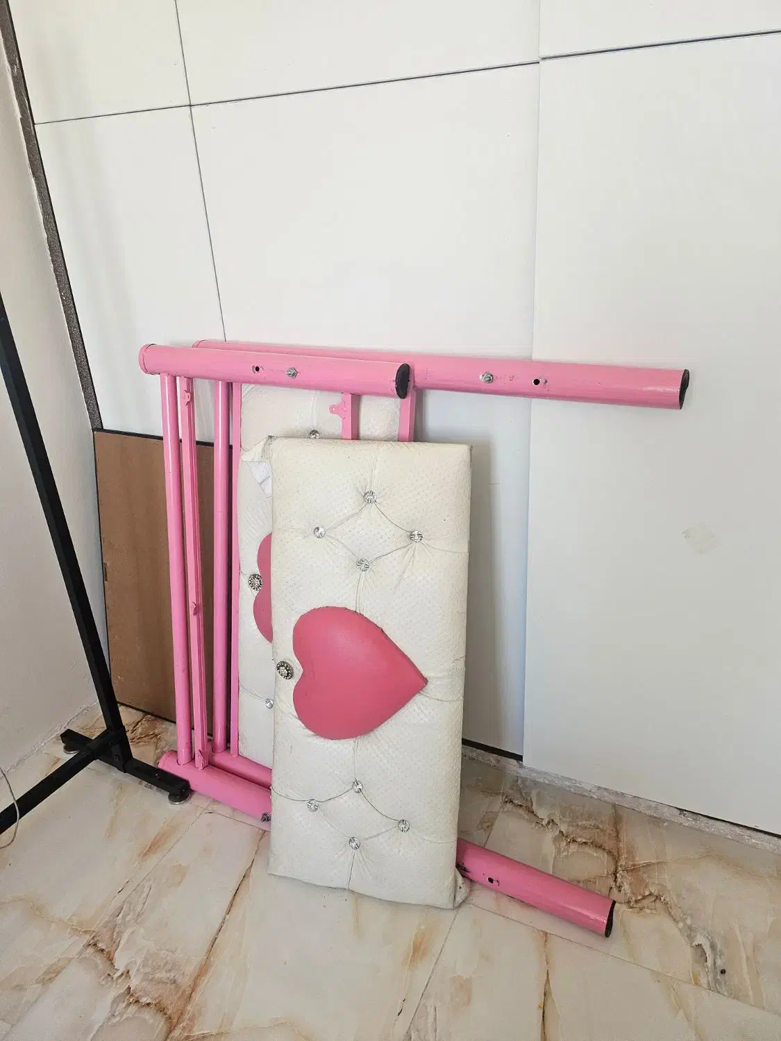 تخت نوجوان سفید صورتی|تخت و سرویس خواب|کرمان, |دیوار