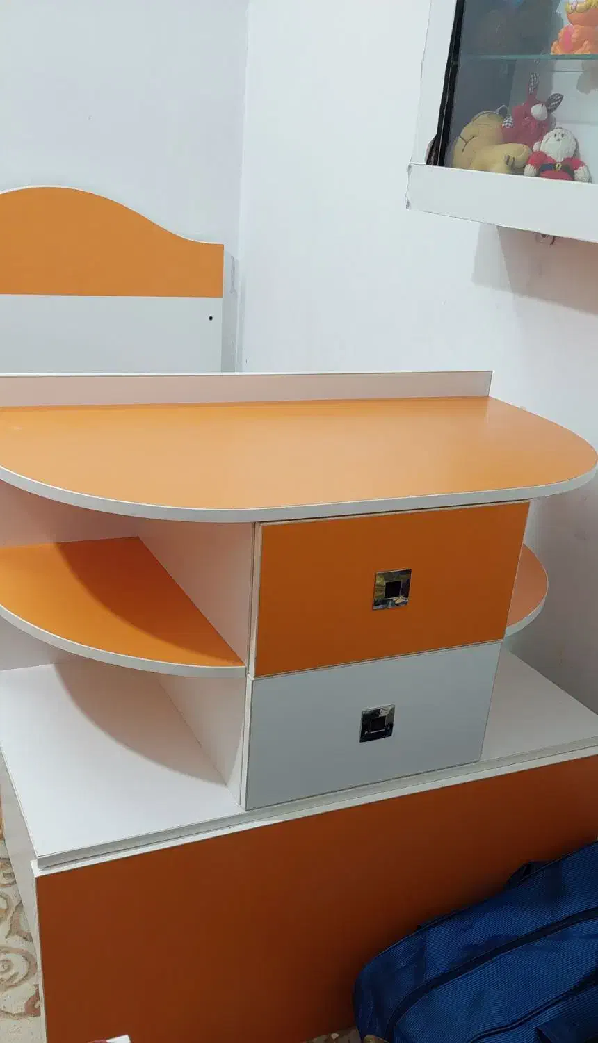 تخت وکمدکودک ونوجوان باپرده بافرش|تخت و سرویس خواب|بروجرد, |دیوار