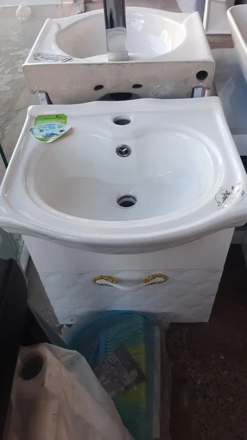 روشویی کابینتی و آینه کابین دار|لوازم سرویس بهداشتی|رشت, نظری|دیوار