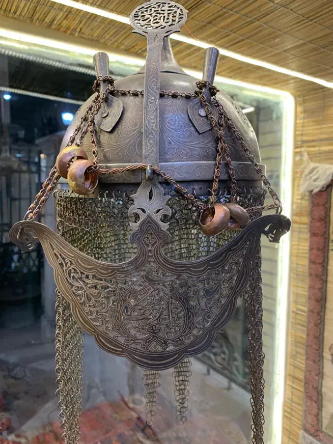 کلاه خود|کلکسیون اشیاء عتیقه|شیراز, بازار|دیوار