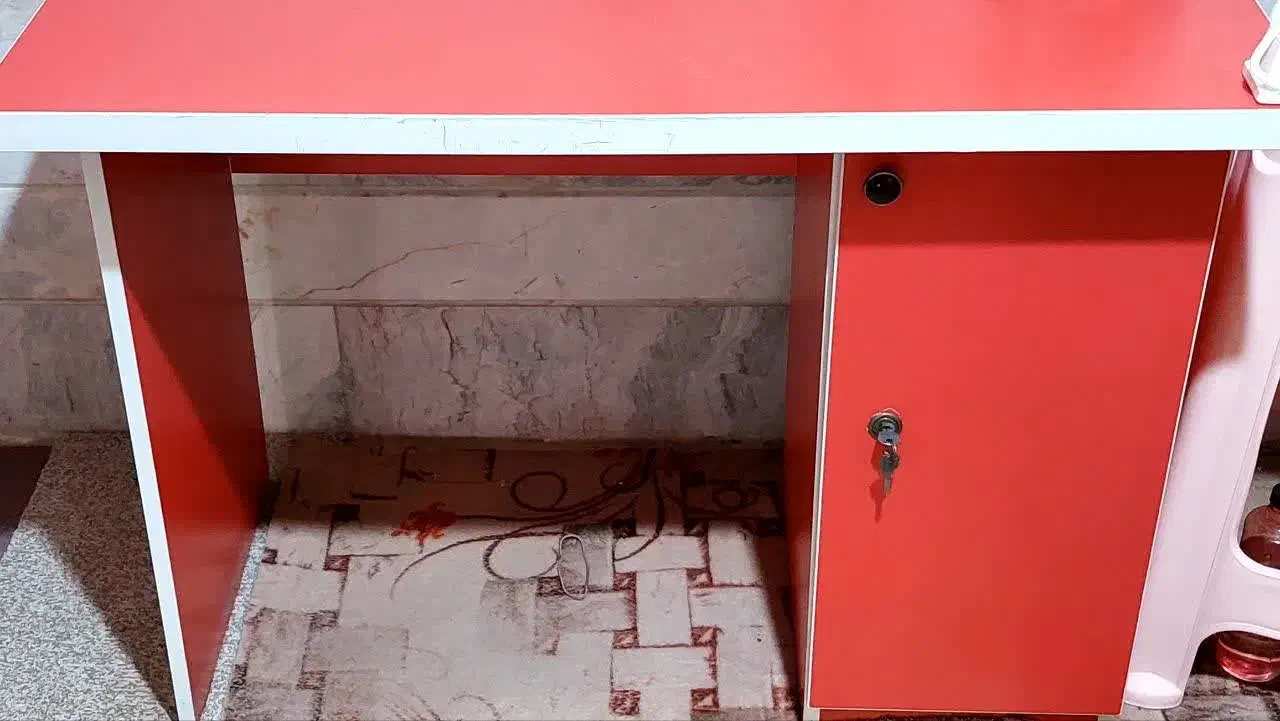 میز تحریر تمیز خوش رنگ|میز تحریر و کامپیوتر|قم, لسانی|دیوار