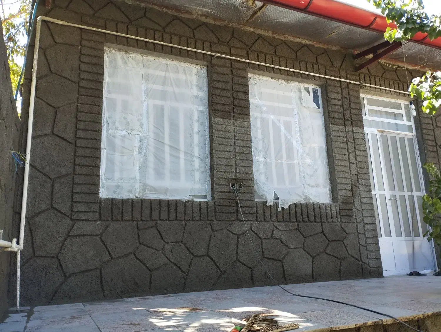 سیمان کاری طرح سنگ چوب رنگ آمیزی|خدمات پیشه و مهارت|سیرجان, |دیوار